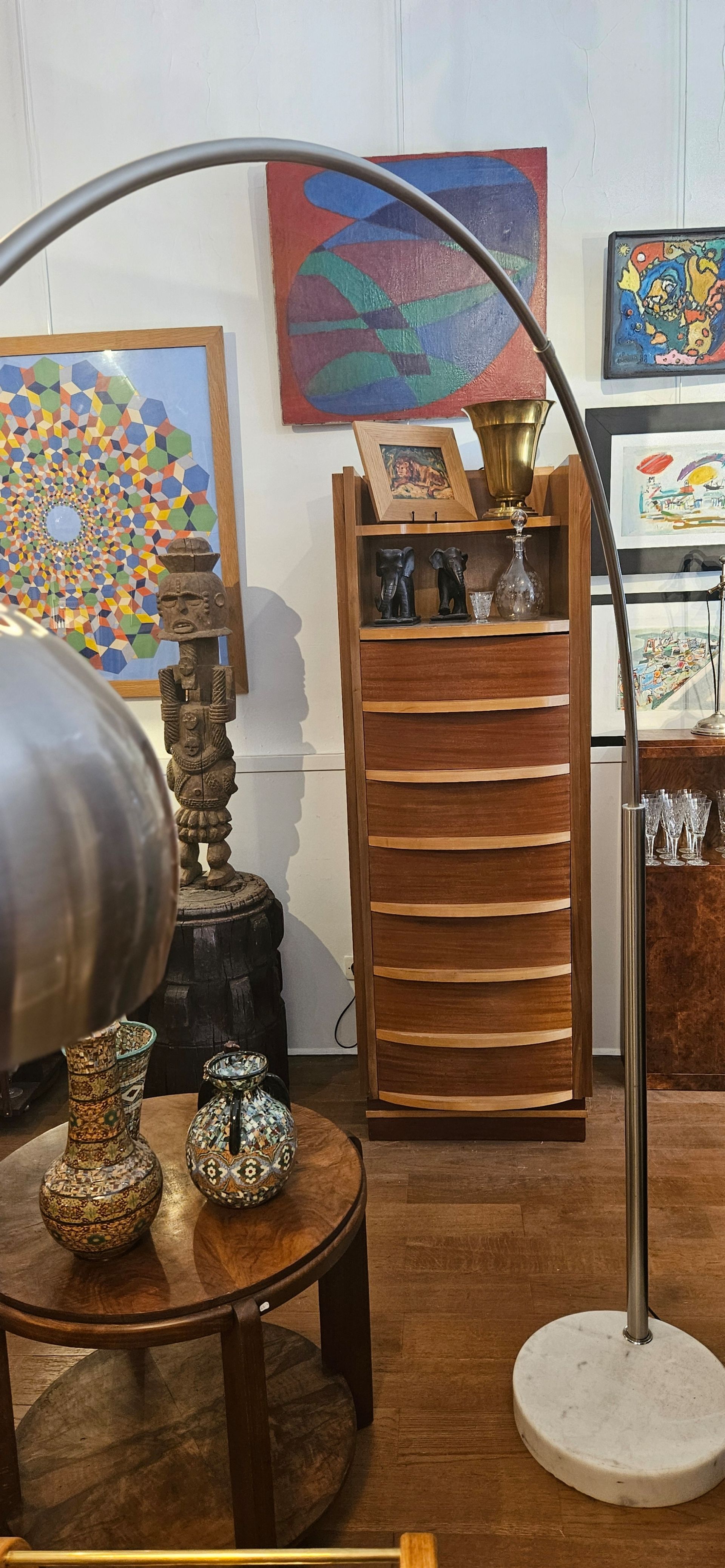 Un meuble en bois avec une statuette