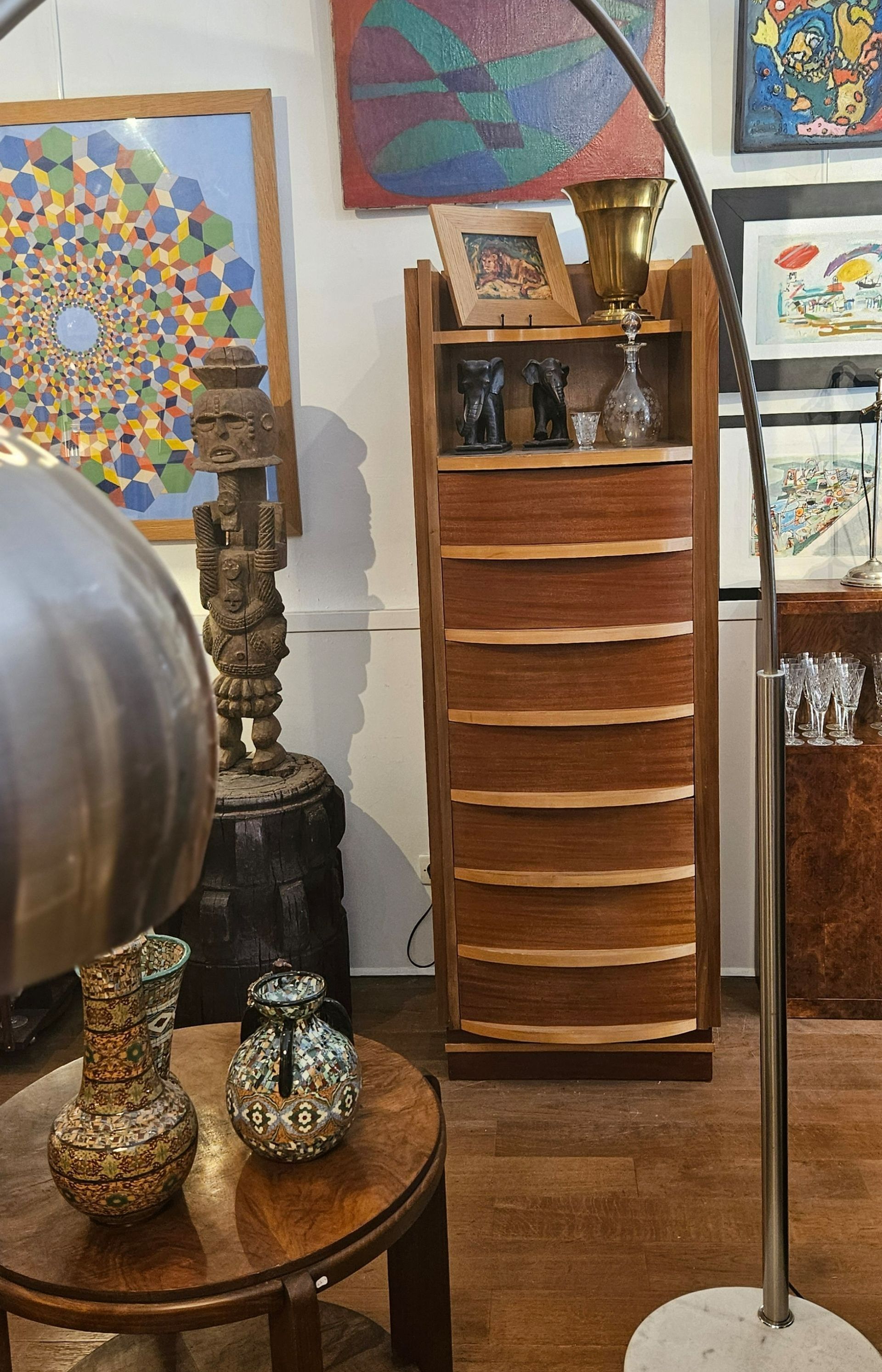 Une grande commode en bois