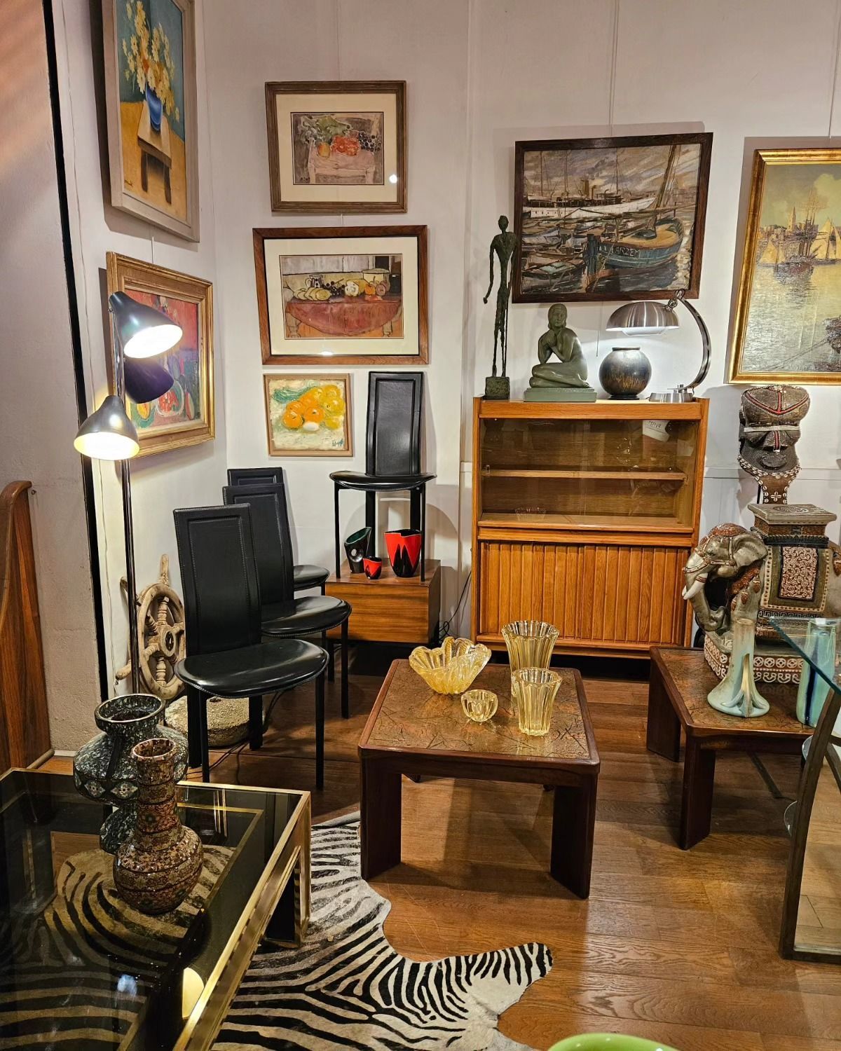 Assortiment d'objets d'art