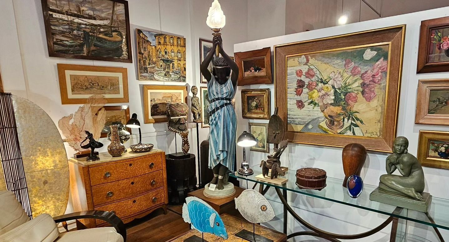 Une statue de femme tenant une lampe