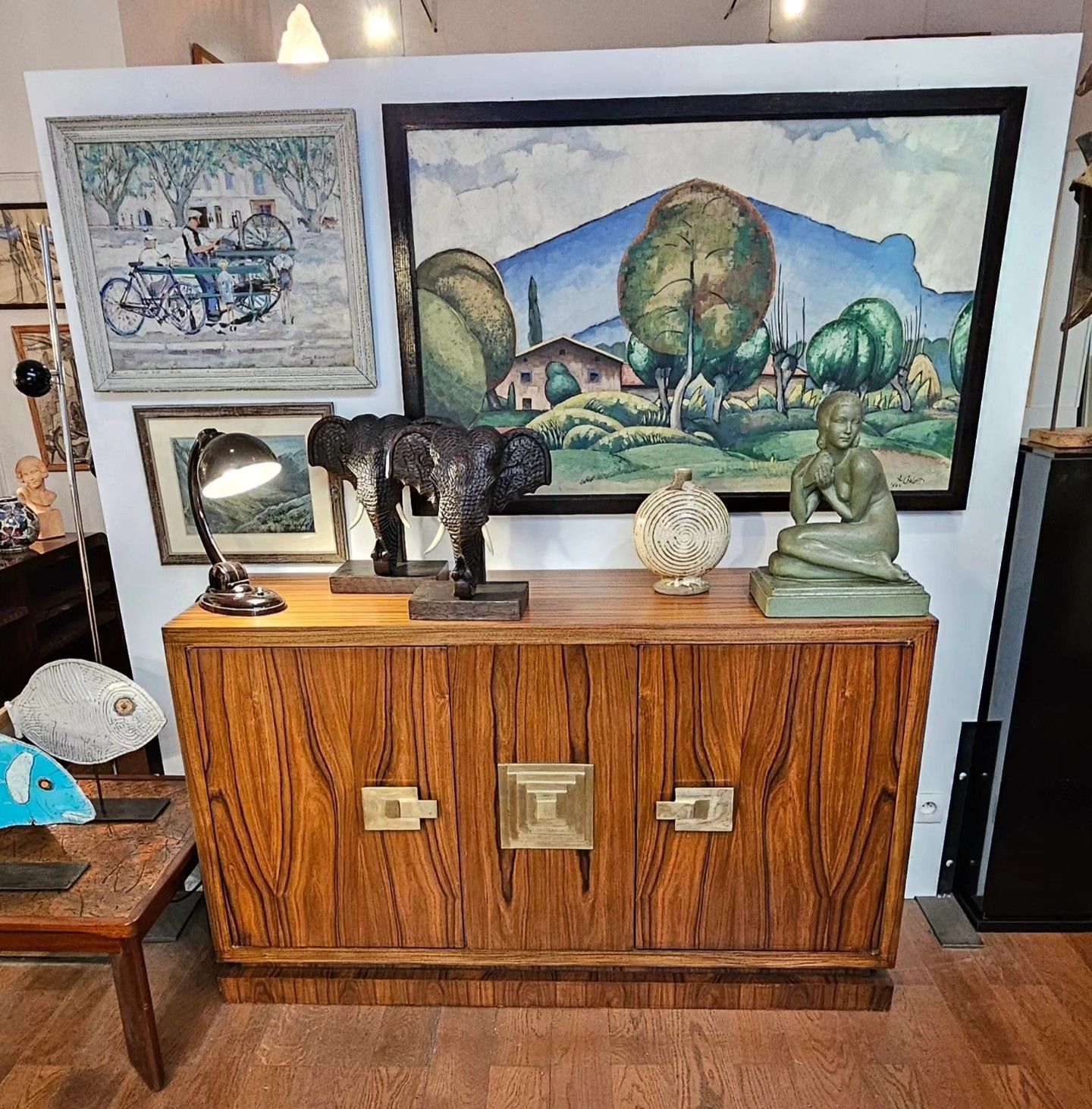 Un meuble avec des bustes d'éléphants