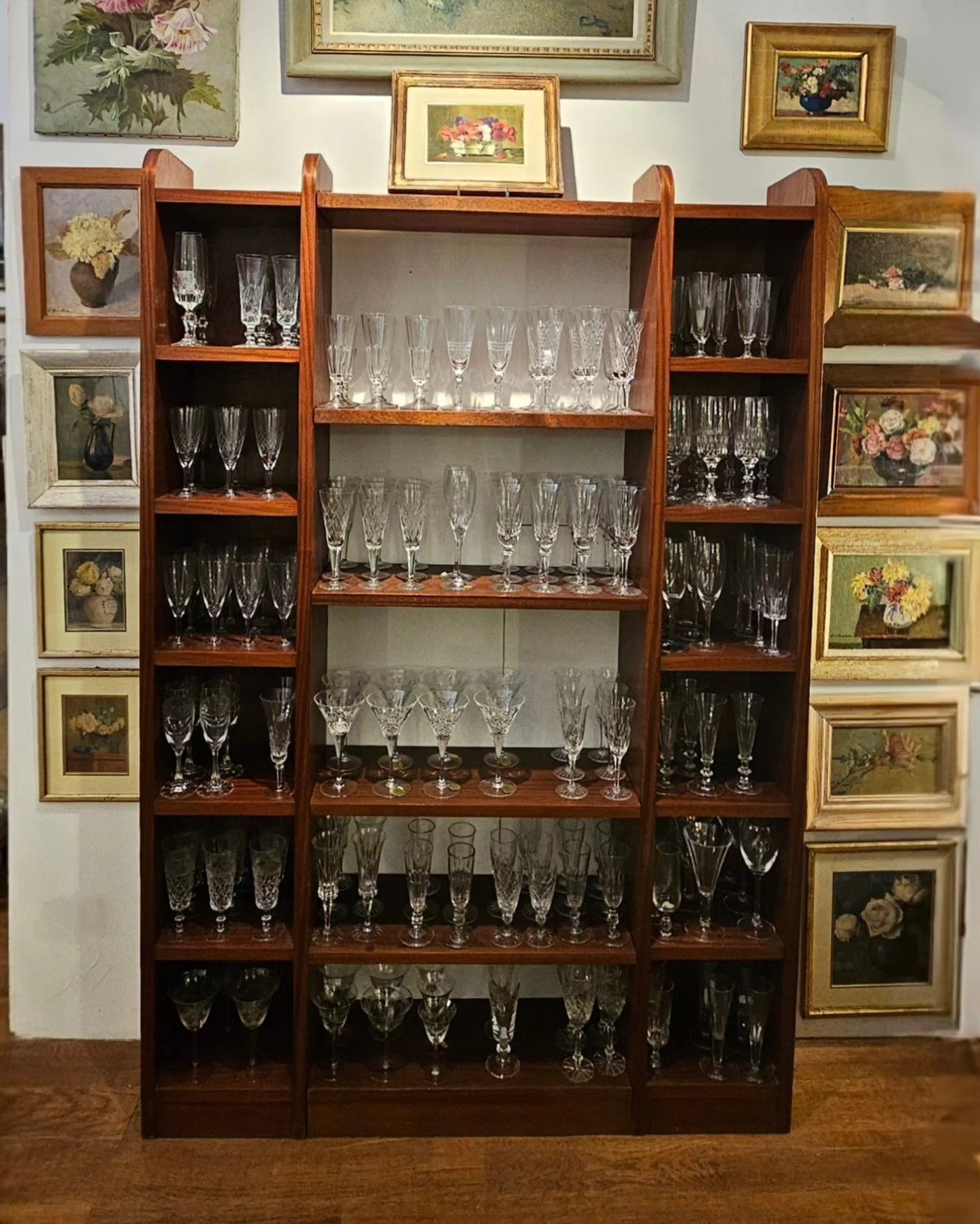 Un meuble avec des verres