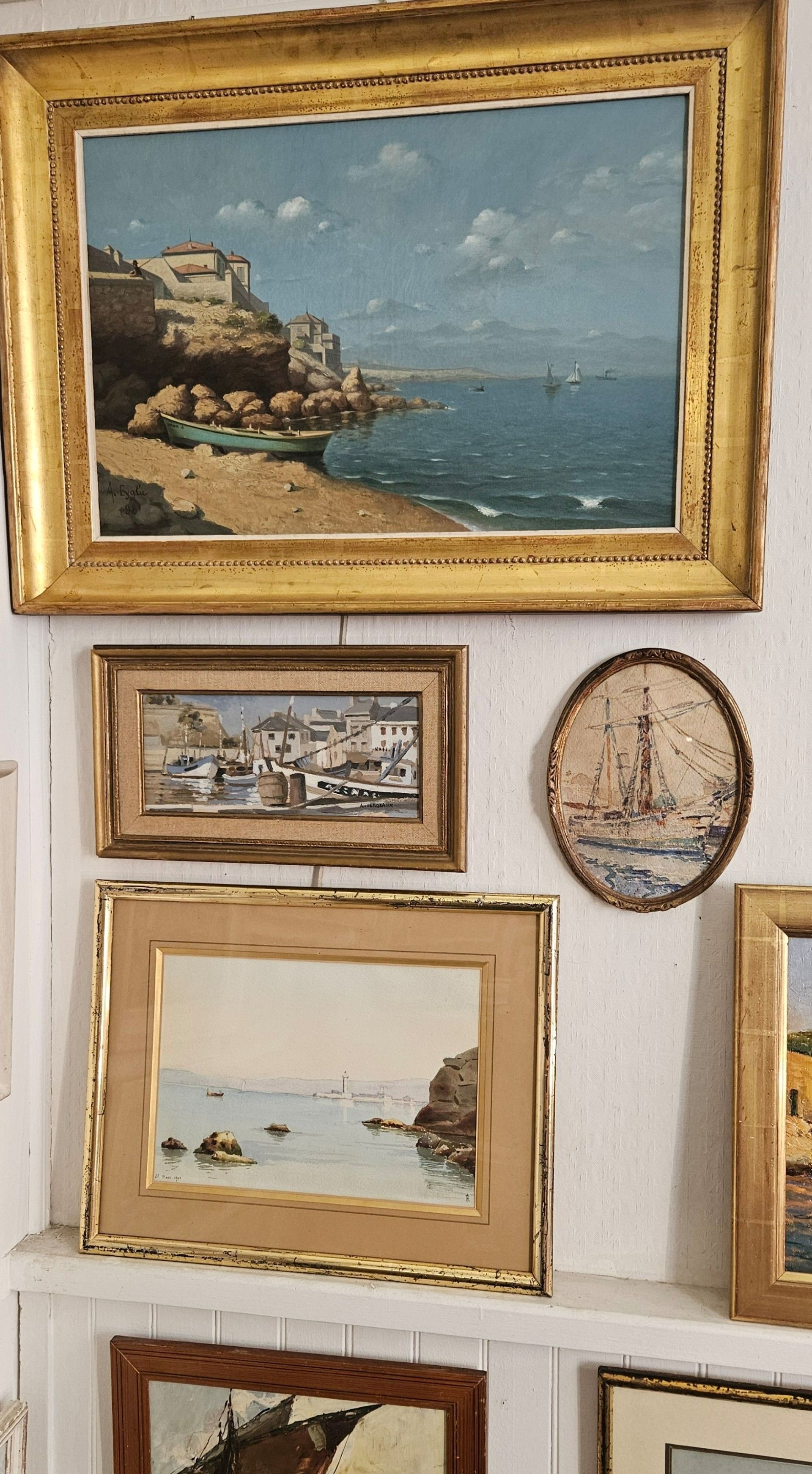 Tableaux aux cadres dorés
