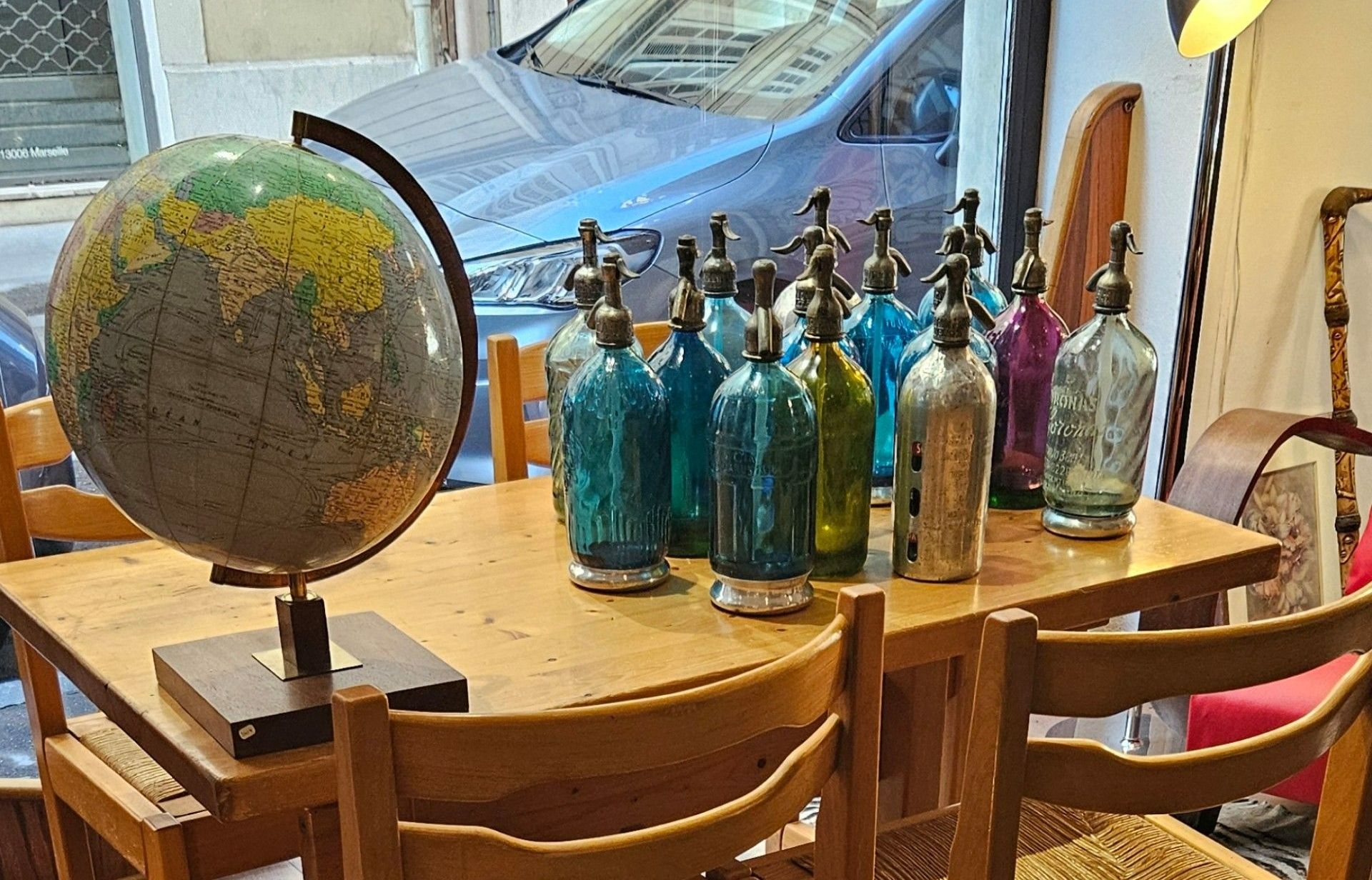 Des bouteilles anciennes avec un globe