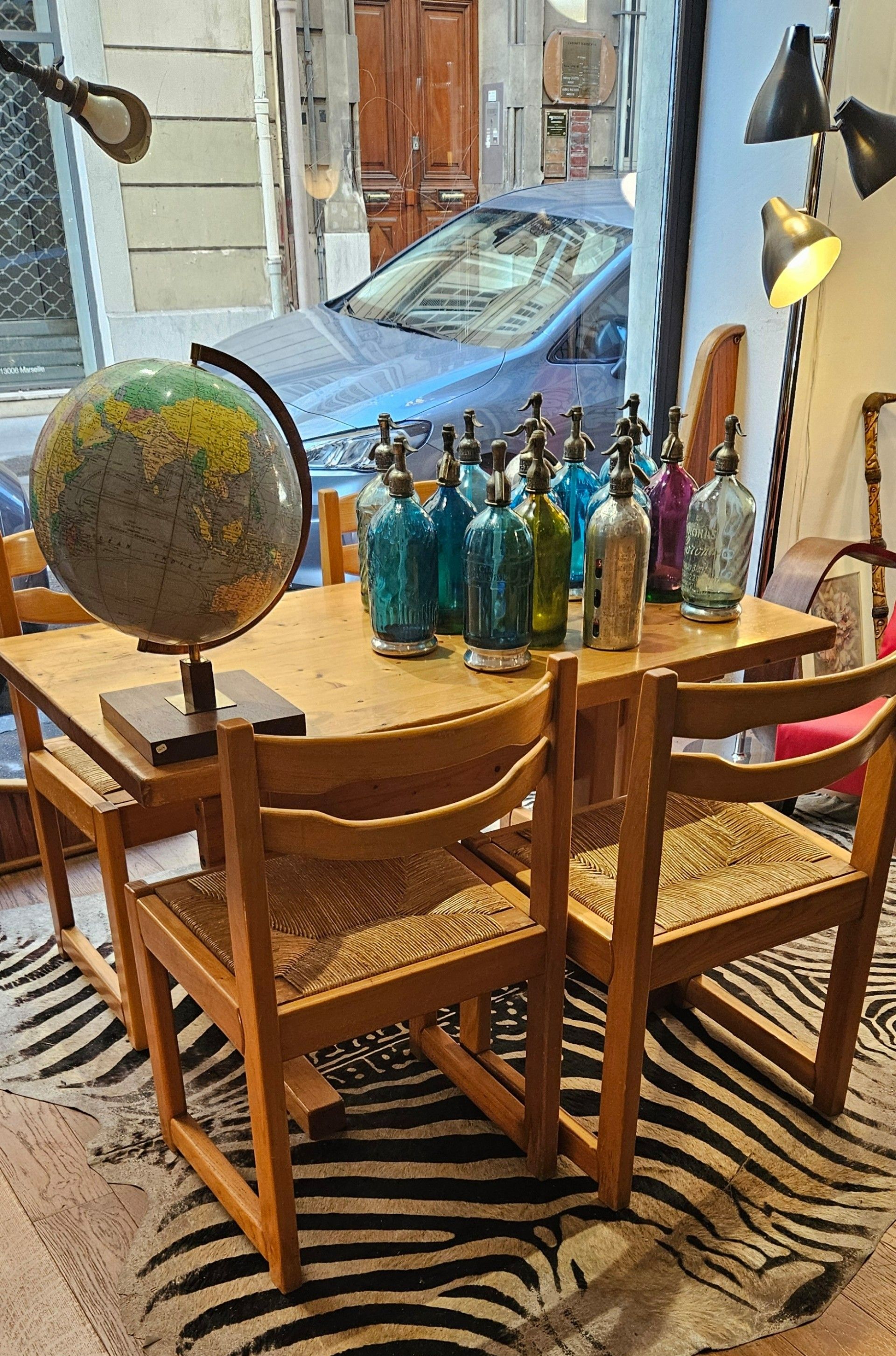 Un globe sur une table en bois