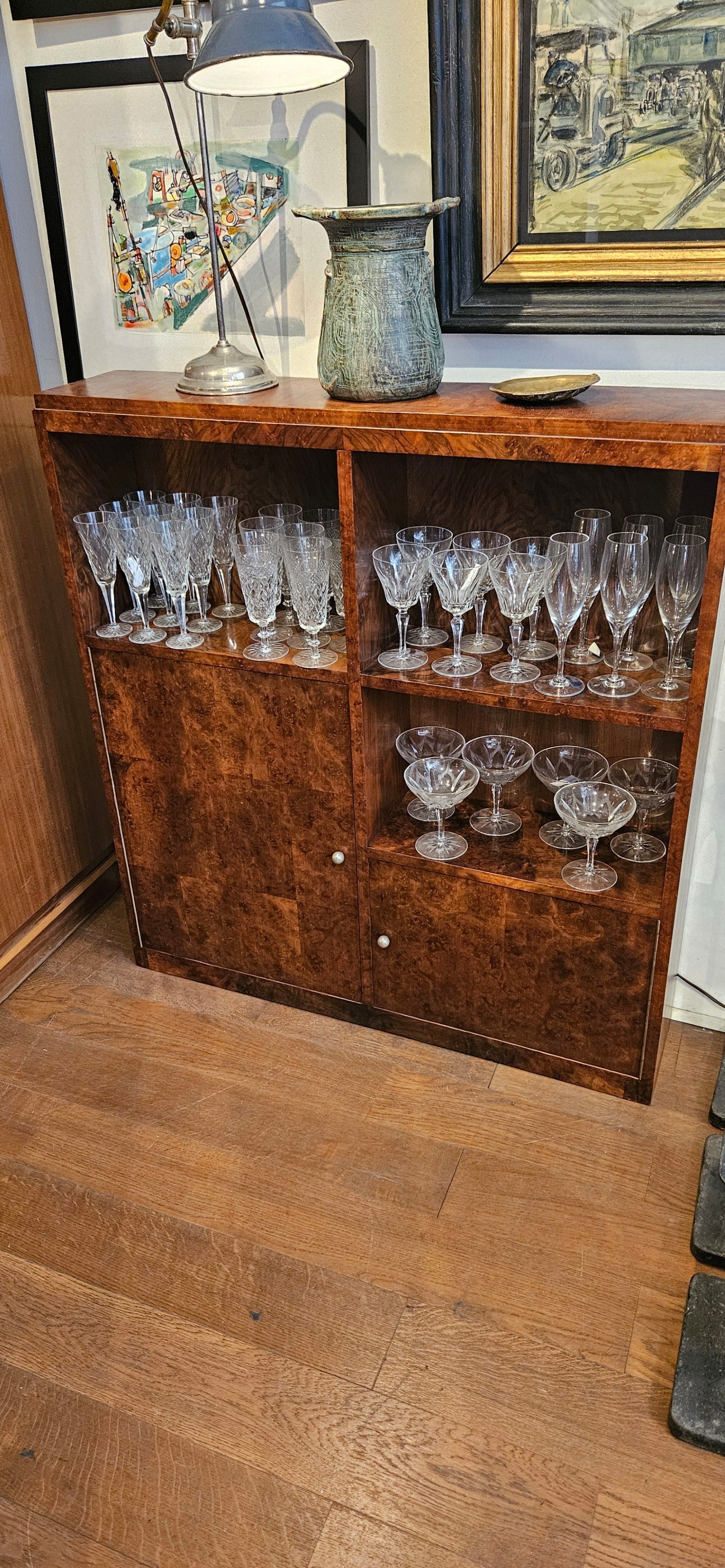 Une commode en bois avec des verres