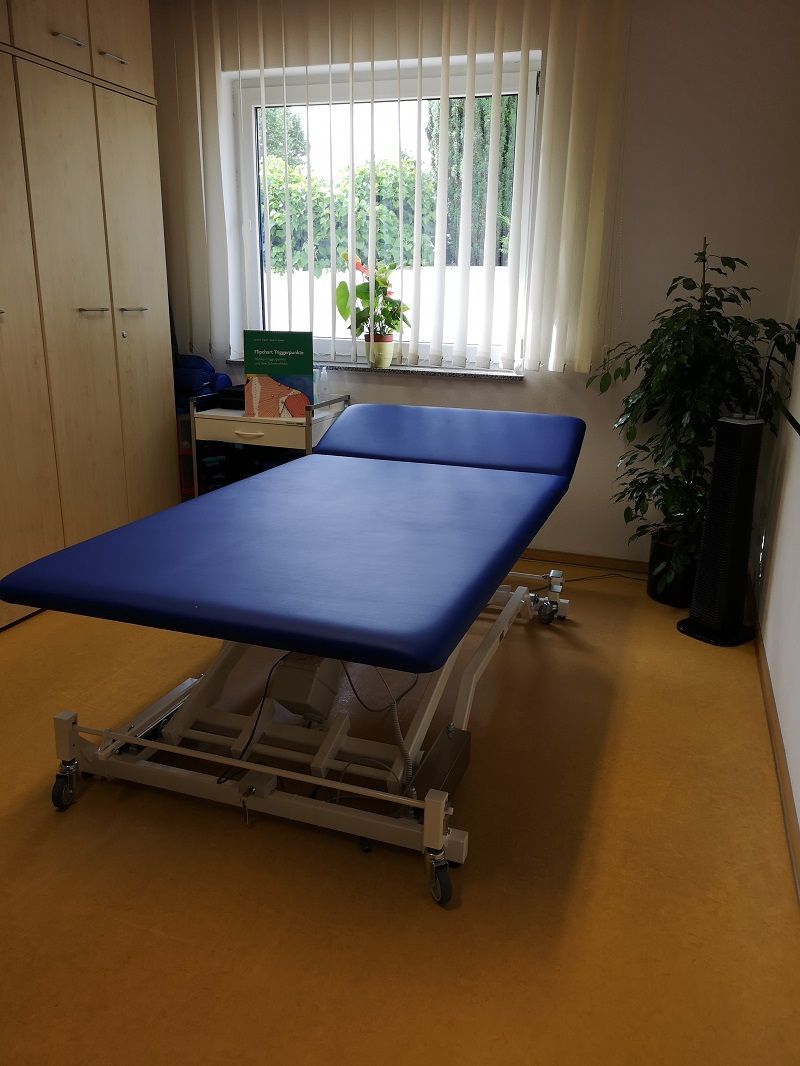 Blaue Behandlungsliege in Praxis