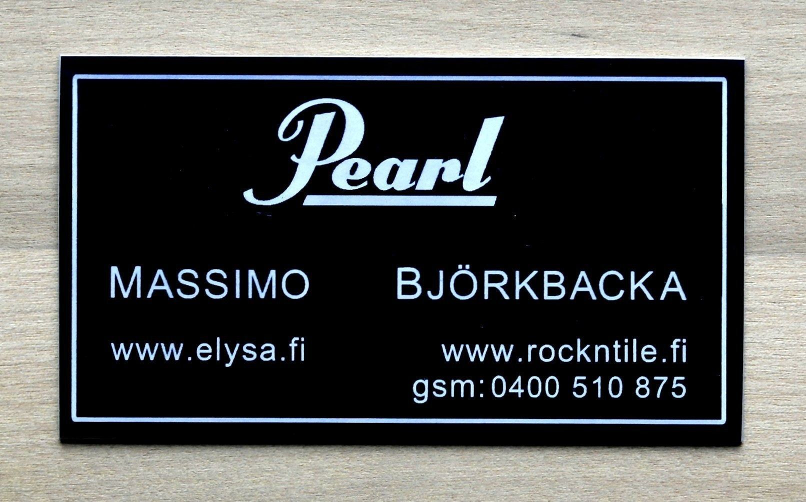 Musta käyntikortti, jossa on teksti ”Pearl”, nimet Massimo ja Björkbacka sekä verkkosivusto/yhteystiedot.