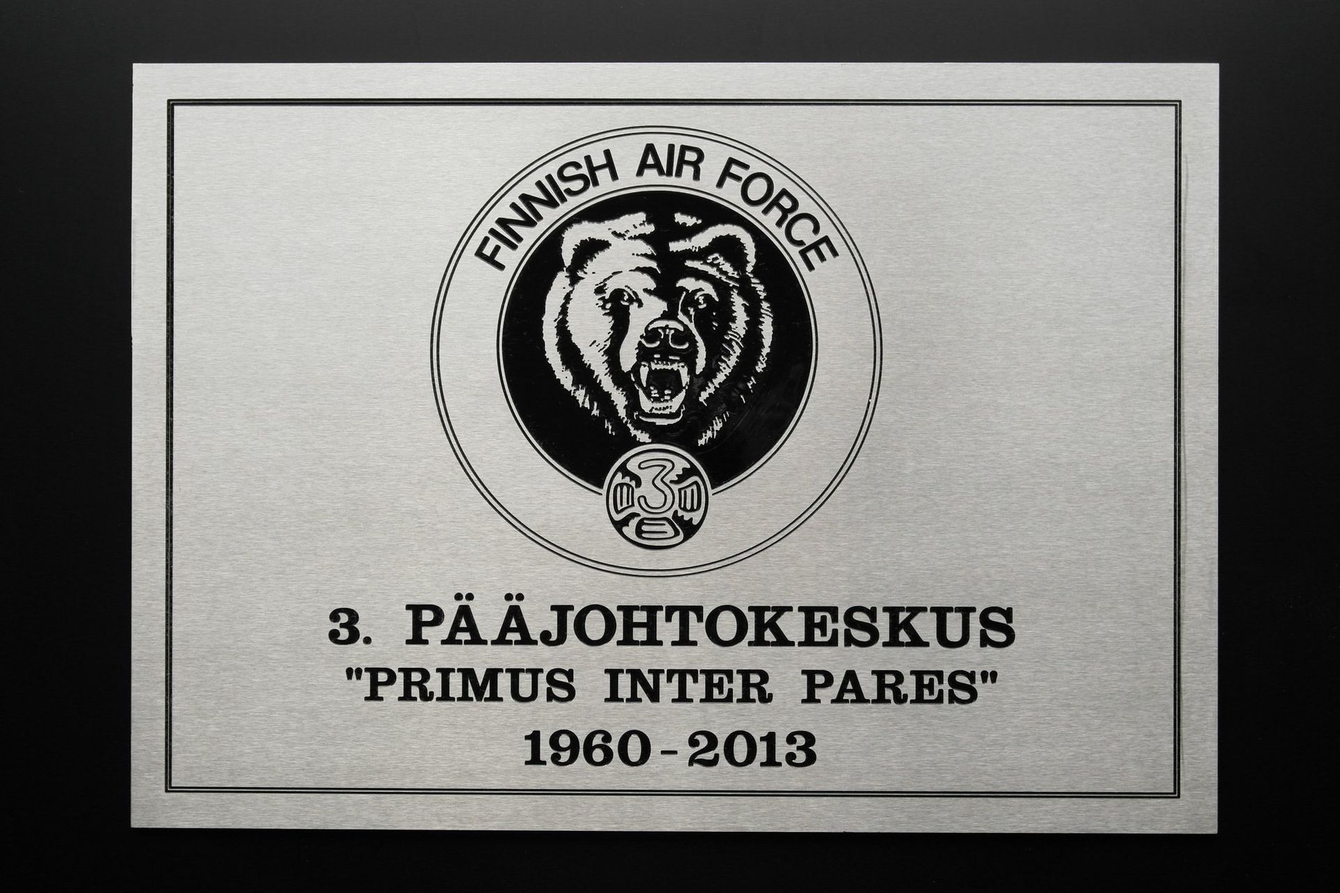 Ilmavoimien 3. esikunnan muistolaatta, jossa tiikeritunnus ja teksti ”Primus inter pares” 1960–2013
