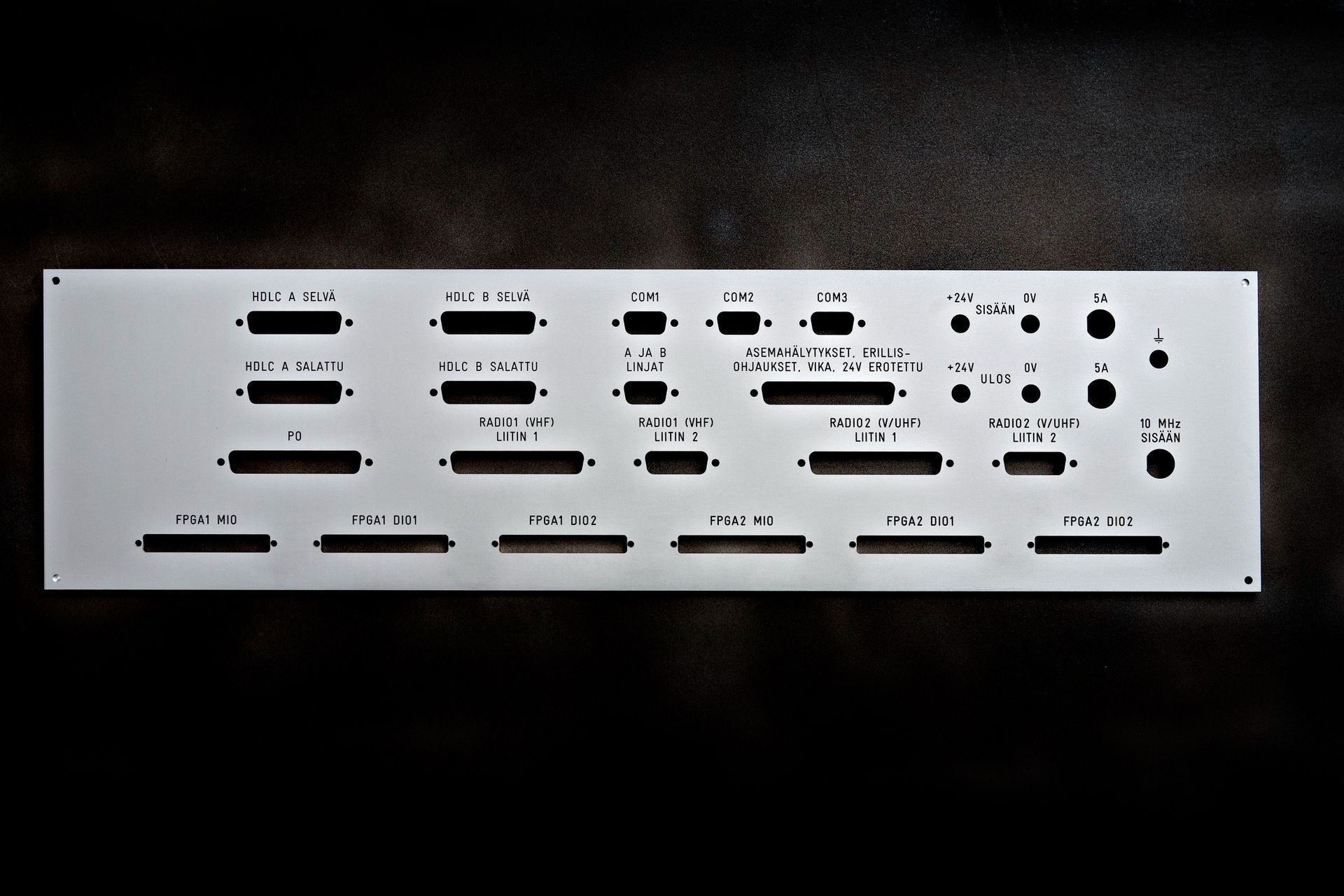 Hopea elektroninen ohjauspaneeli, jossa on painikkeet ja merkkivalot mustalla taustalla