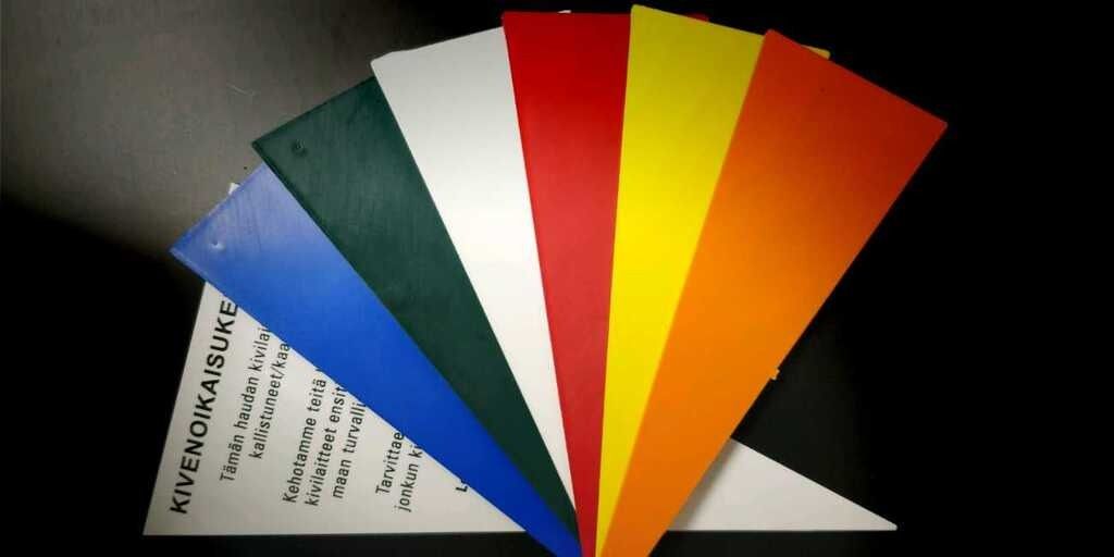 Värillisten värimallien viuhka valkoisella taustalla, sinisen, vihreän, valkoisen, punaisen, keltaisen ja oranssin sävyissä