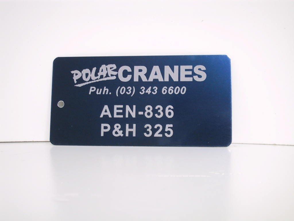 Sininen Polaris Cranes -tunnistekilpi valkoisella tekstillä: AEN-836 ja P&H 325