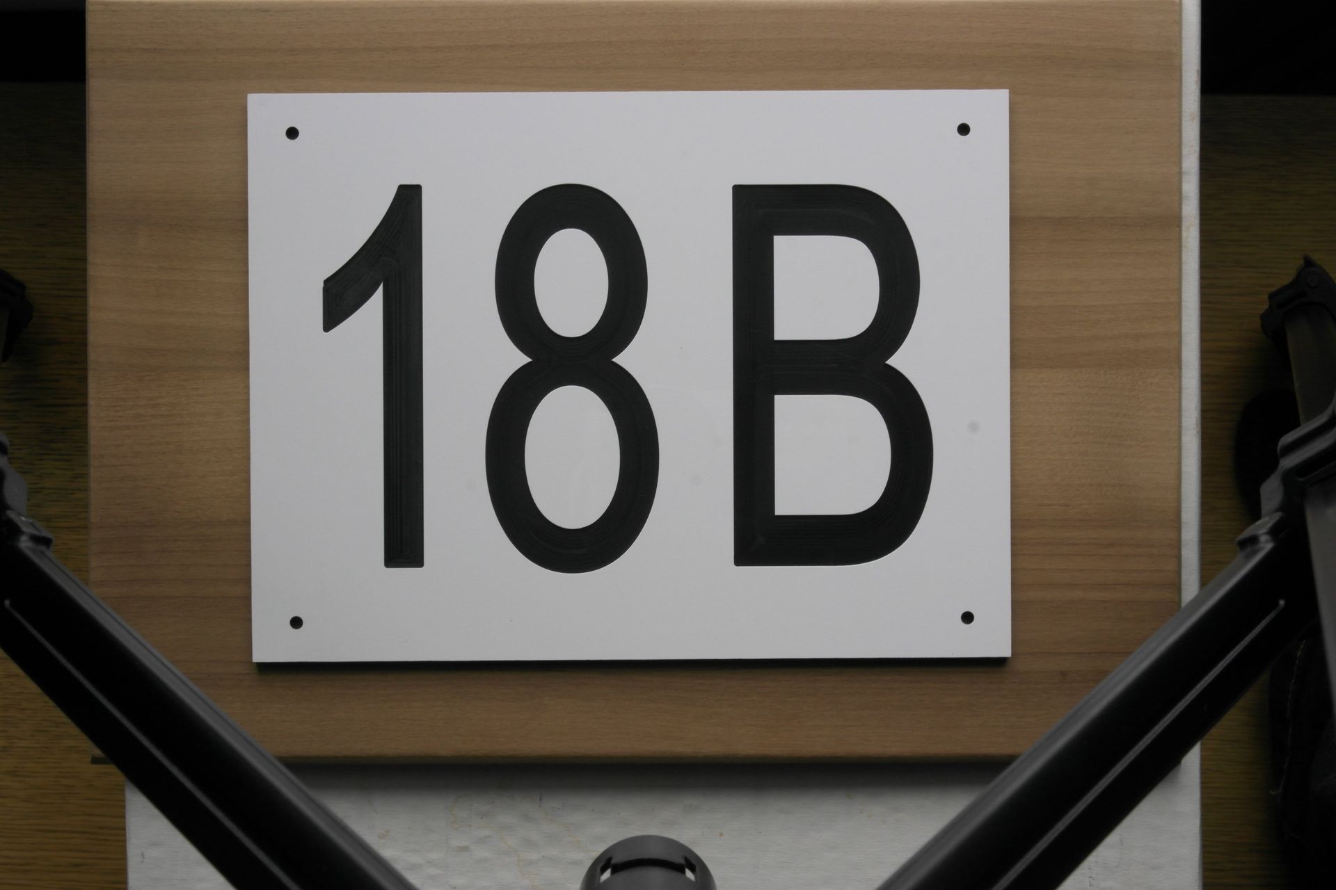 Valkoinen kyltti, jossa on musta teksti 