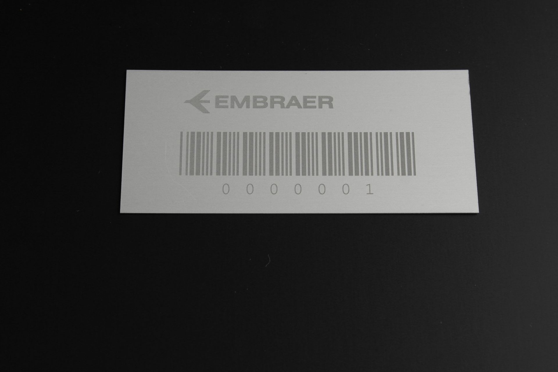 Embraer-tarrakortti, jossa on viivakoodi mustalla pinnalla