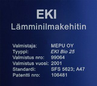 Sininen tarra, jossa EKI Lämminilmakehitin -tuotetiedot suomeksi ja valkoisella tekstillä
