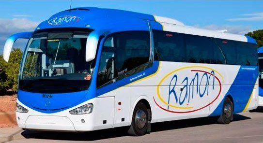 Autobús azul y blanco con el logo de 