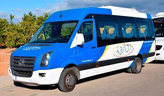 Minibús azul y blanco con el logotipo de 