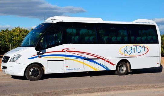 Minibús blanco con el logotipo 