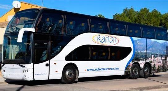 Autobús de dos pisos blanco y azul con el logotipo 