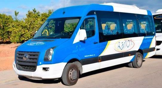 Autobús turístico azul y blanco con el logotipo 