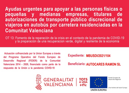 Cartel rojo con texto sobre la ayuda financiera para el transporte en autobús en la Comunidad Valenciana, financiada por la Unión Europea.