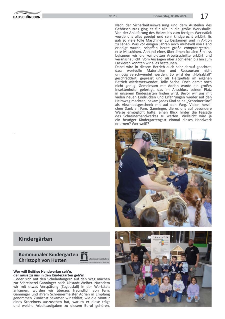 Ein Mann sitzt mit einer Gruppe von Kindern an einem Tisch.