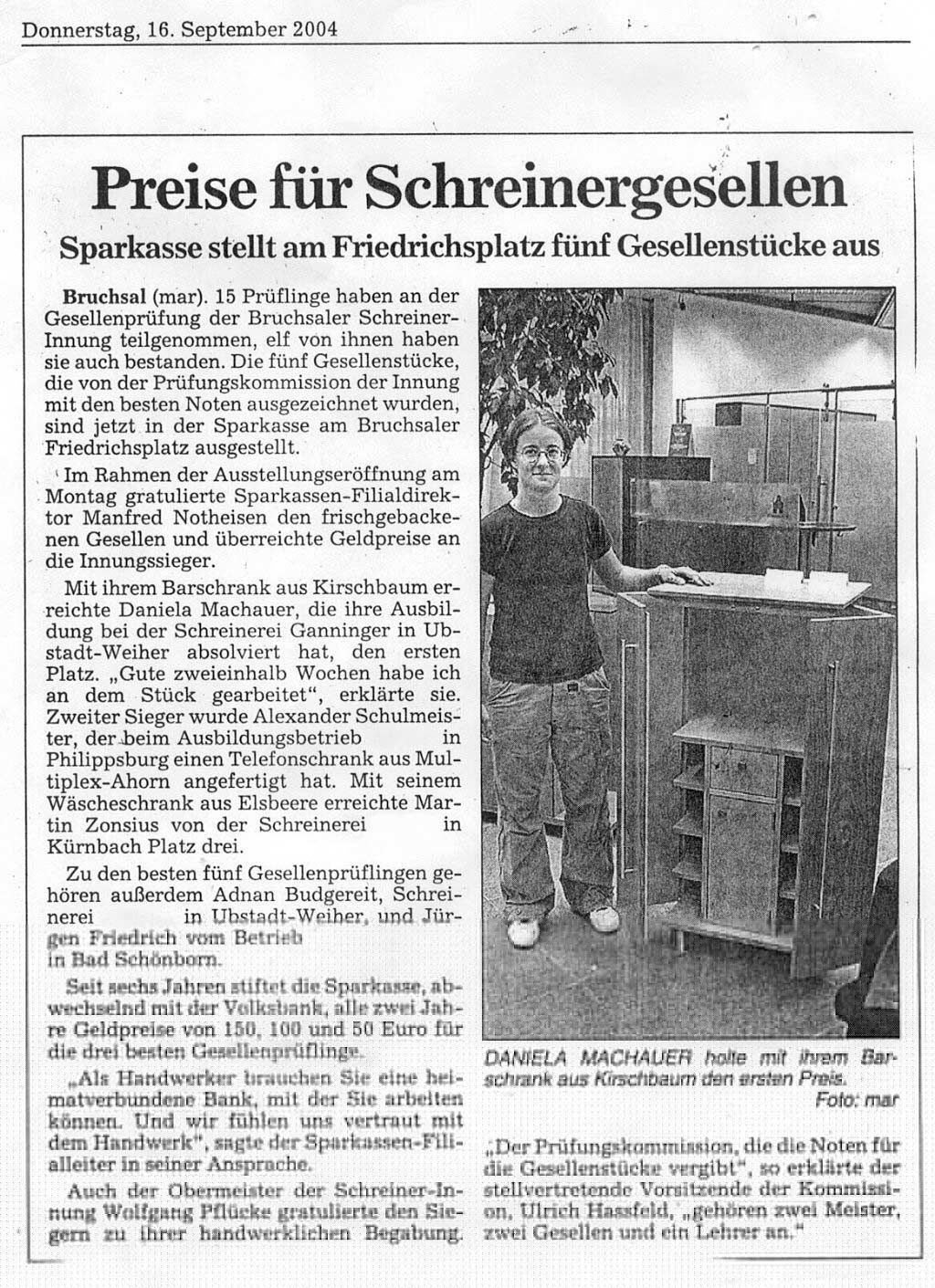 Ein Zeitungsartikel mit einem Bild von einem Schreibtisch und einem Regal.