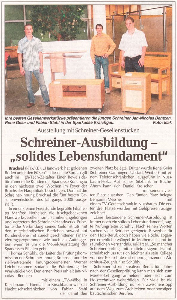 Ein Zeitungsartikel über eine Gruppe nebeneinander stehender Männer.