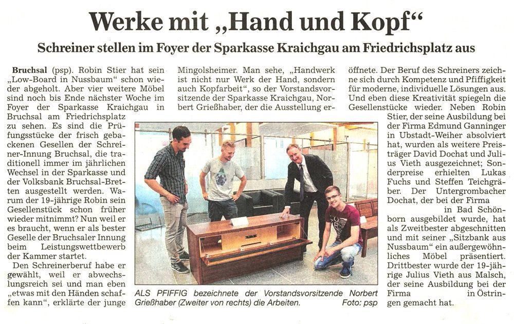 In einem Zeitungsartikel steht eine Gruppe von Männern um einen Tisch herum.