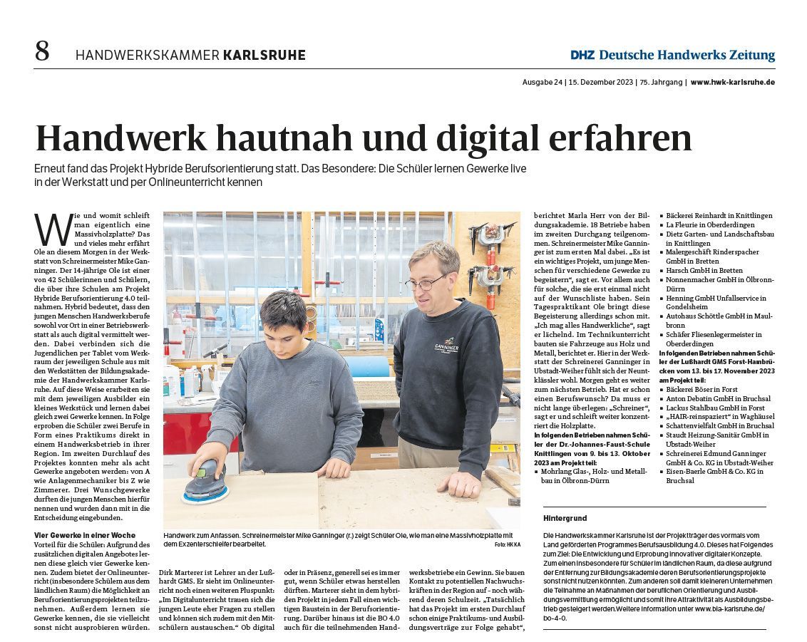 In einem Zeitungsartikel arbeiten zwei Männer an einem Stück Holz.