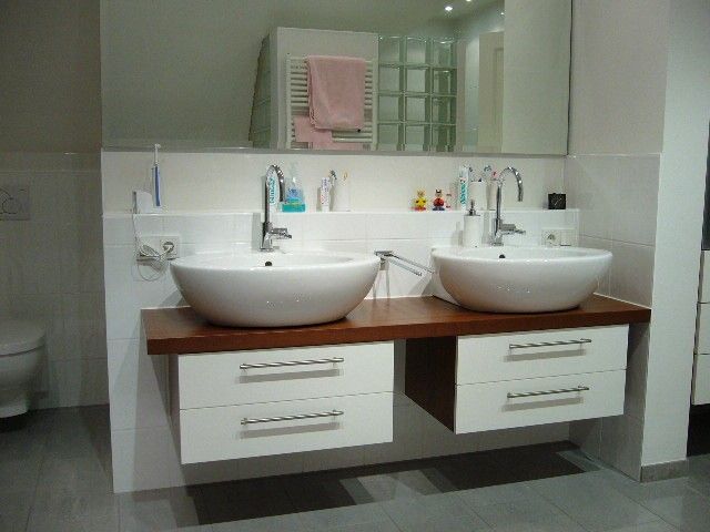 Ein Badezimmer mit zwei Waschbecken und einer Toilette