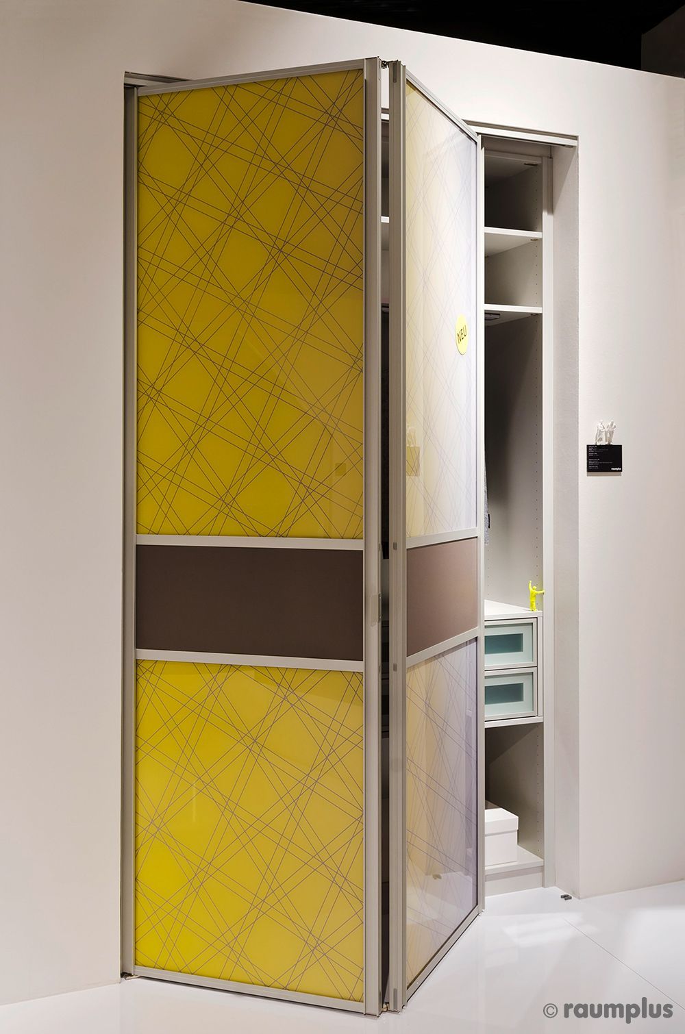 Eine gelbe und braune Schiebetür ist zu einem Schrank geöffnet