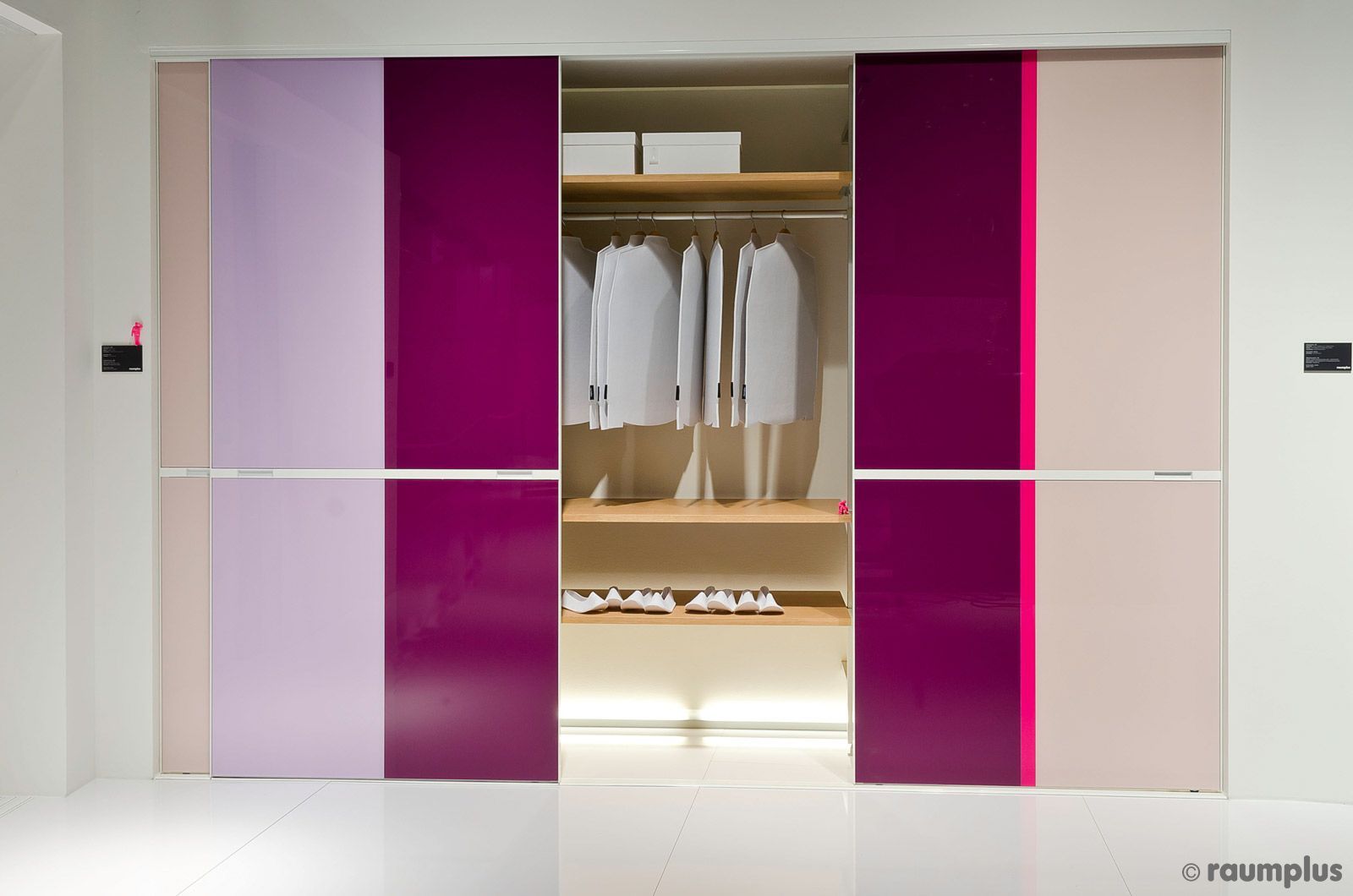 Ein Schrank mit lila und rosa Schiebetüren