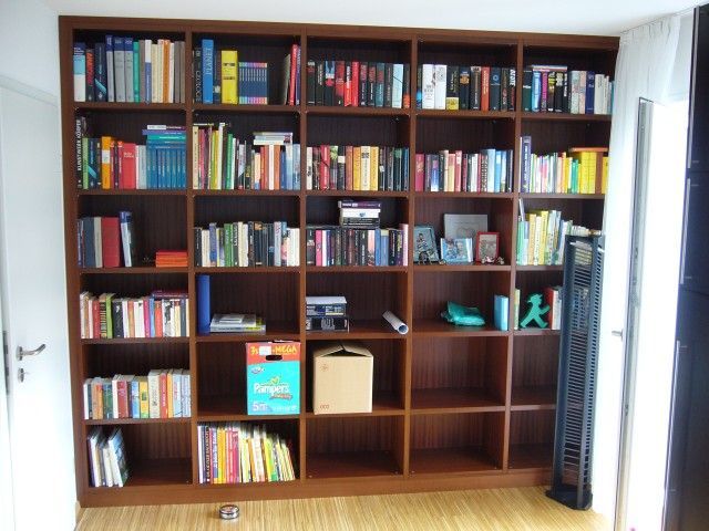 Ein Bücherregal mit vielen Büchern und Kisten