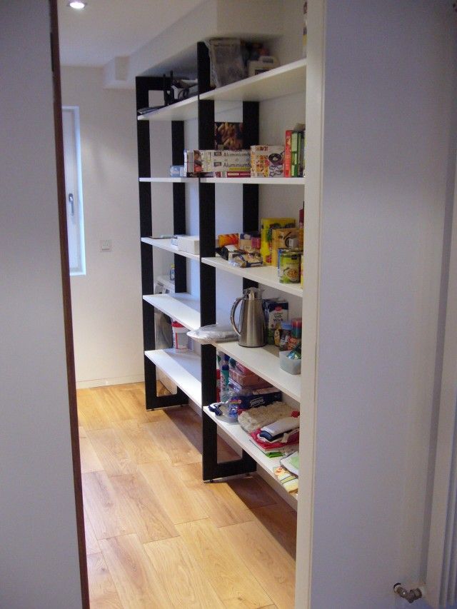 Eine Speisekammer mit viel Essen in den Regalen