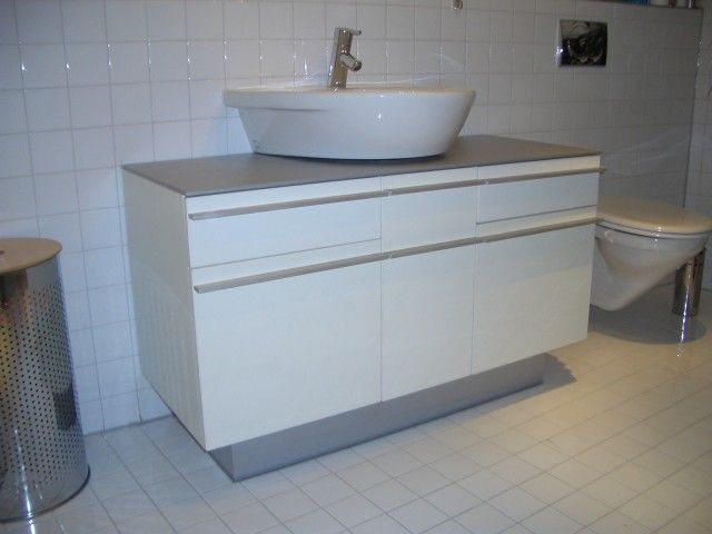 Ein Badezimmer mit Waschbecken und Toilette