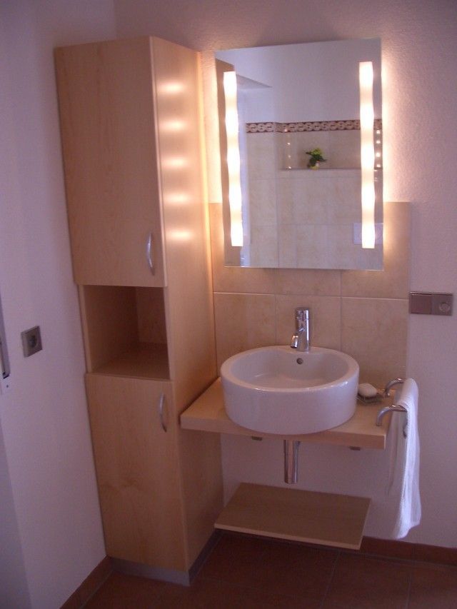 Ein Badezimmer mit Waschbecken und Spiegel