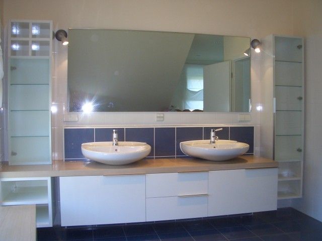 Ein Badezimmer mit zwei Waschbecken und einem großen Spiegel