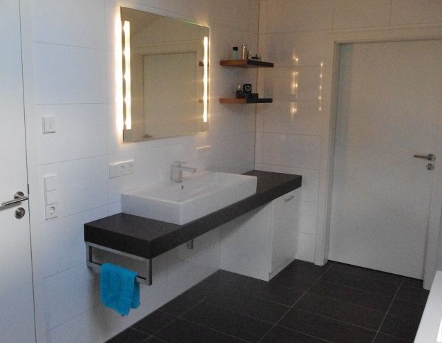 Ein Badezimmer mit Waschbecken und Spiegel