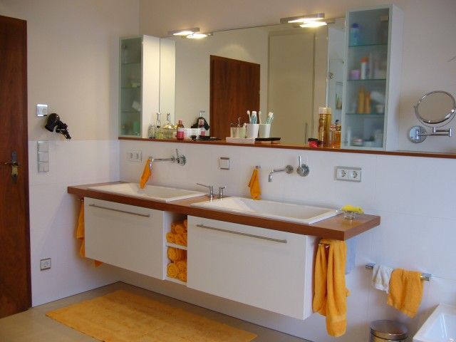 Ein Badezimmer mit zwei Waschbecken und einem großen Spiegel