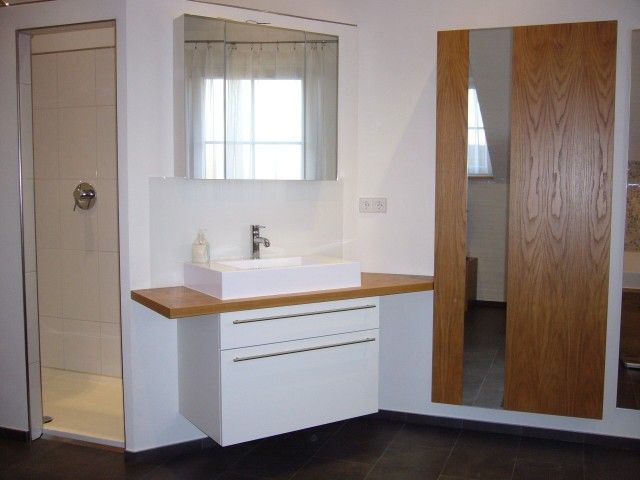 Ein Badezimmer mit Waschbecken und Spiegel