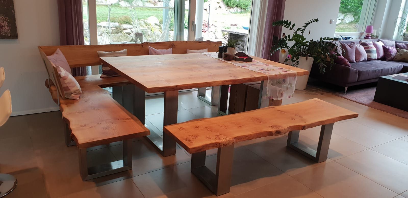 Ein Wohnzimmer mit Holztisch und Bänken.