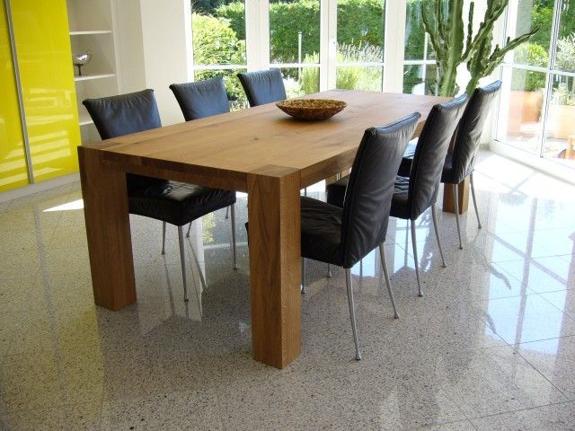 Ein Esstisch mit schwarzen Stühlen und einer Schüssel darauf