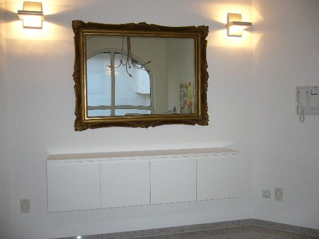 Ein leerer Raum mit einem großen Spiegel an der Wand