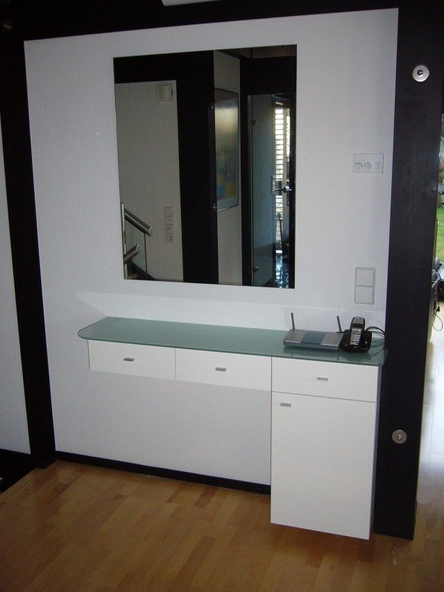 Ein Telefon steht auf einer Theke vor einem Spiegel