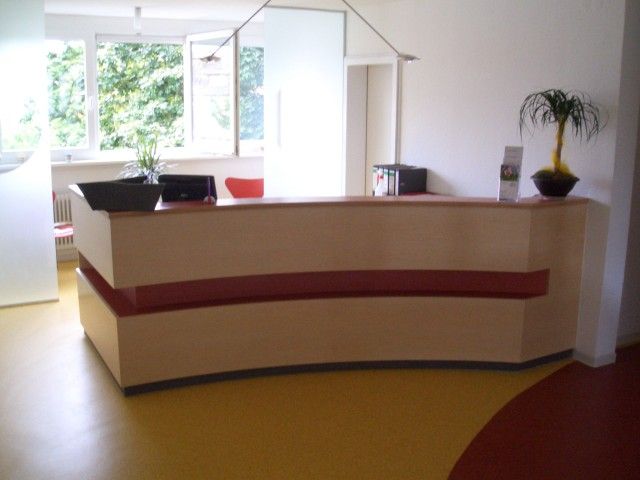 Eine Rezeption mit einer Pflanze darauf