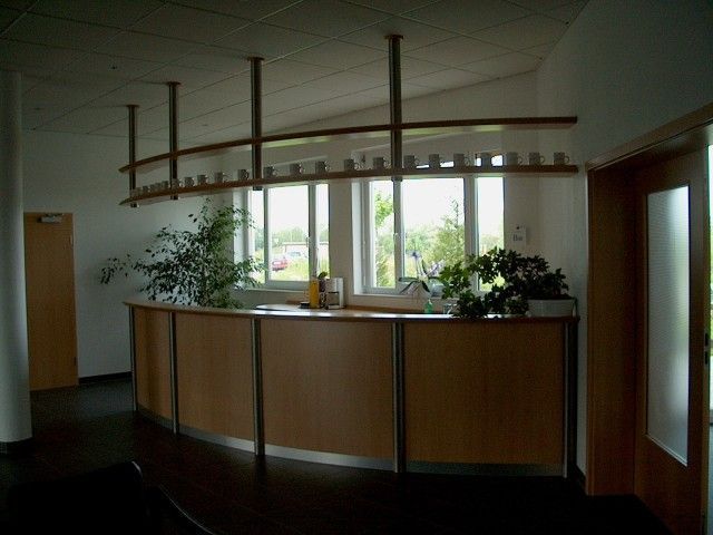 Eine lange Holztheke in einem Raum mit vielen Fenstern