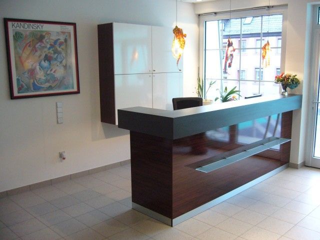 Ein Empfangsbereich mit einem Gemälde an der Wand über dem Tresen