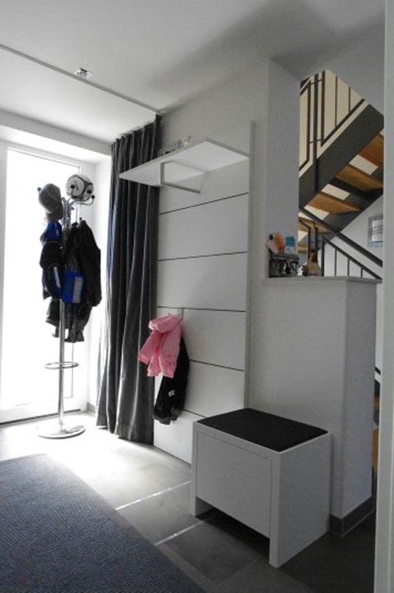 Ein Flur mit einer Treppe im Hintergrund