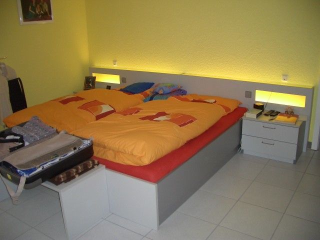 Ein Schlafzimmer mit einem großen Bett und zwei Nachttischen